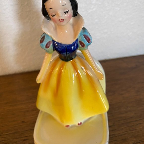 Vintage Snow White Napkin Holder With Doc and Happy Salt& Pepper Shakers - Picture 11 of 16